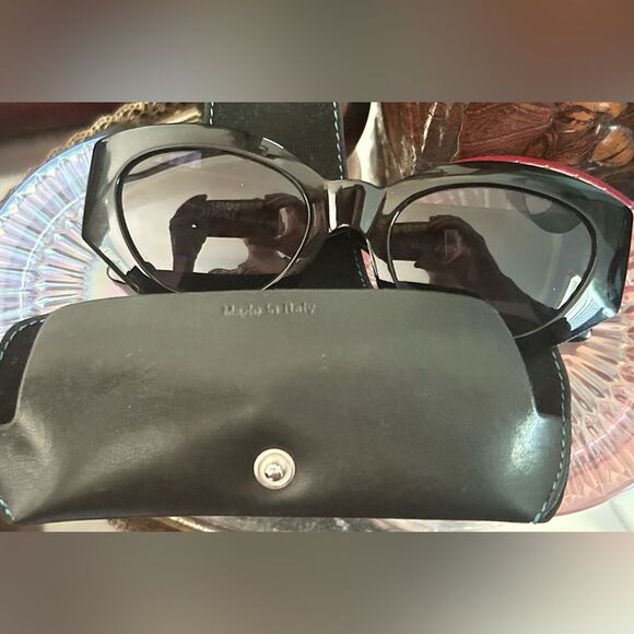 VERSACE “Versus” Medusa authentic sunglasses. Black w/gold logo. 420/C col. 852 - Picture 3 of 8